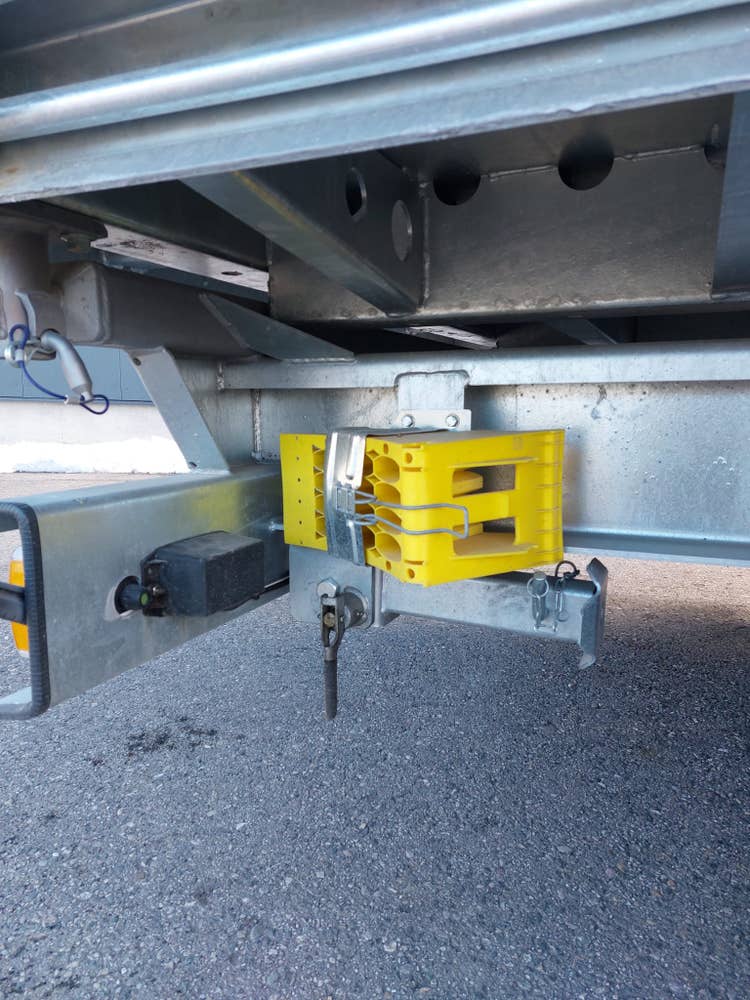 HTK 105024-L Dreiseitenkipper Tandem Bremskeil an der Unterseite