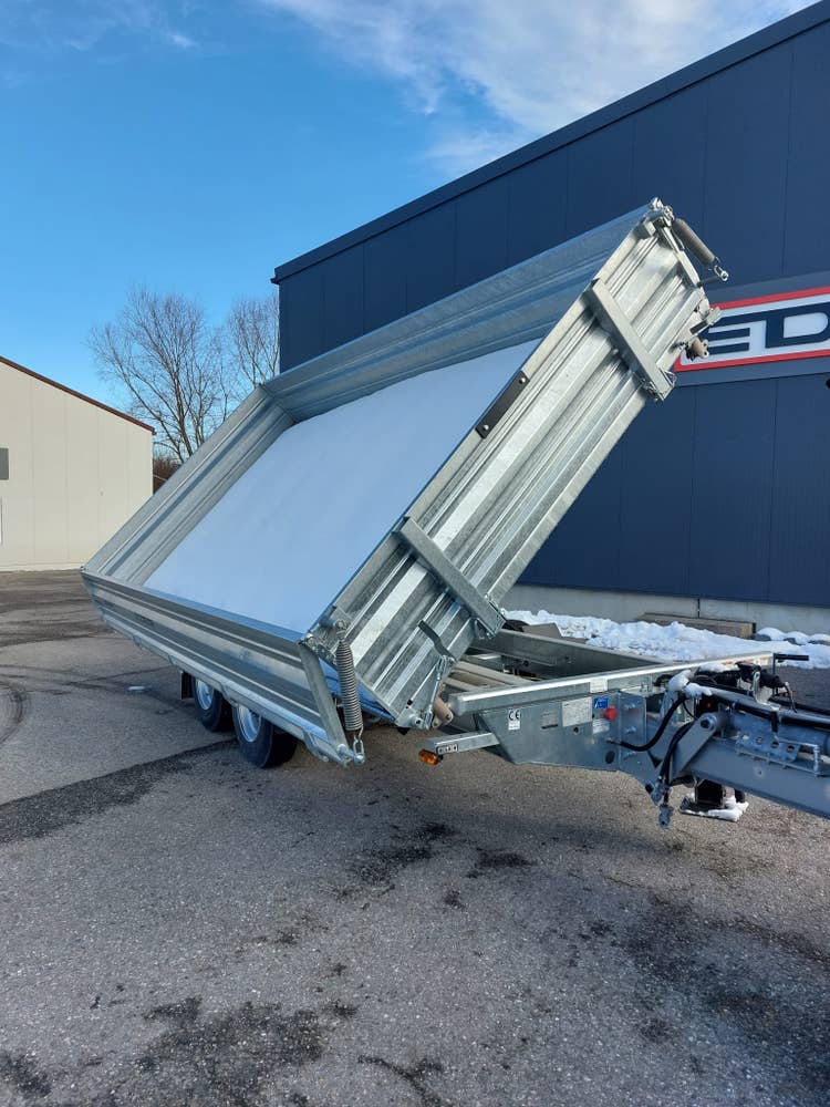 HTK 105024-L Dreiseitenkipper Tandem seitlich gekippt von vorne