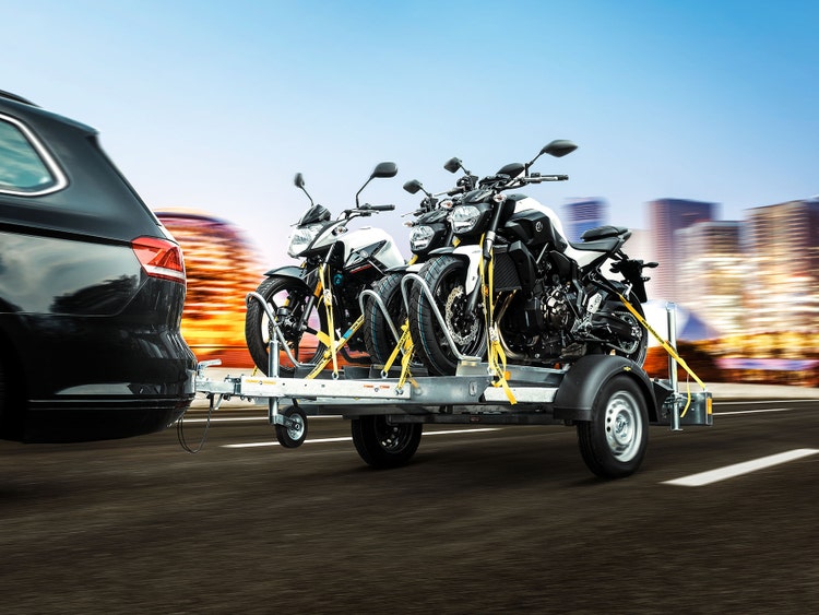 Abbildung eines Humbaur Anhängers der Serie 4000 mit 2 Motorrädern beim Transport