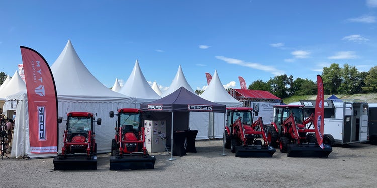 Bild unseres Messestandes mit Tym Traktoren im Vordergrund , neben dran sind die Böckmann Pferdeanhänger