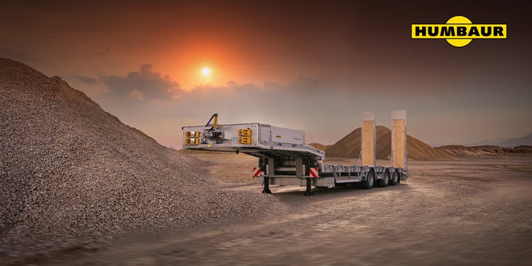 Humbaur Tiefladeranhänger im Kieswerk bei Sonnenuntergang.