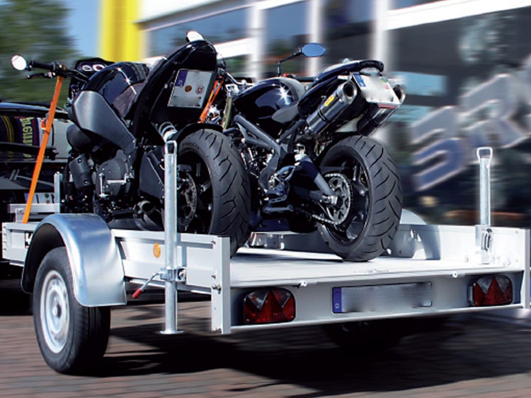Bild eines Koch Anhängers mit 2 Motorrädern