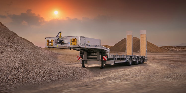 Humbaur Tiefladeranhänger im Kieswerk bei Sonnenuntergang.