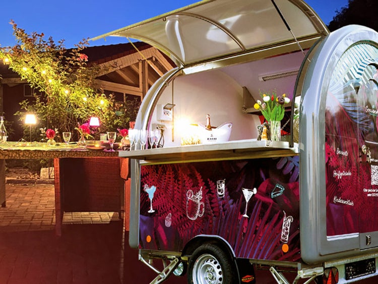 Bild mit einem Foodtrailer mit geöffneter Verkaufstheke