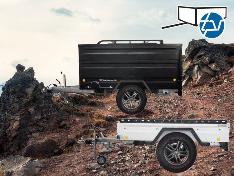 2 TPV Offroad Anhänger stehen auf einem Schotterweg