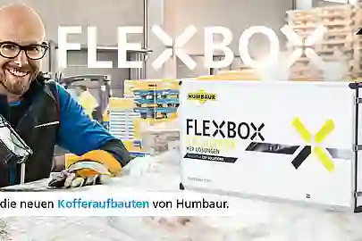 Flexbox in einer Arbeitshalle mit Mann auf der linken Seite