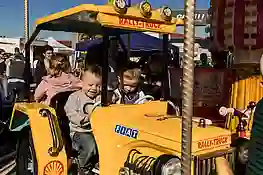 Bild von Kindern in einem gelben Fahrzeug