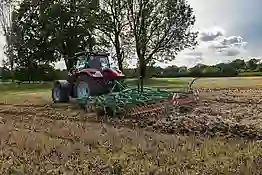 Bild von einem Case Traktor mit Ackergerät